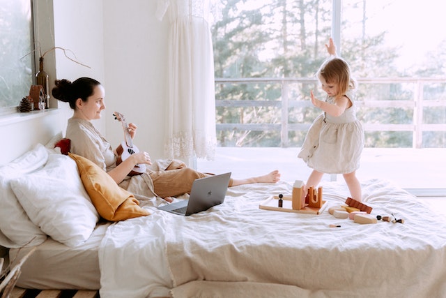 Babys und Musik mit entspannenden Klängen